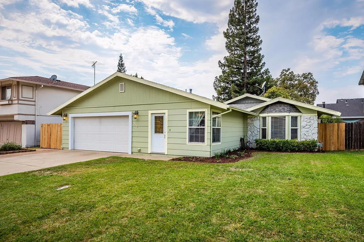 8020 Garry Oak Dr photo 1