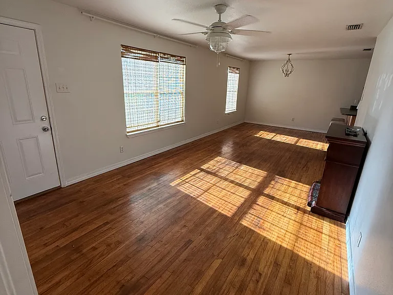 1112 Timothy St — Photo 4