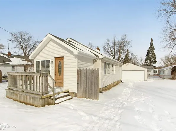 2121 E McLean Ave, Burton, MI 48529