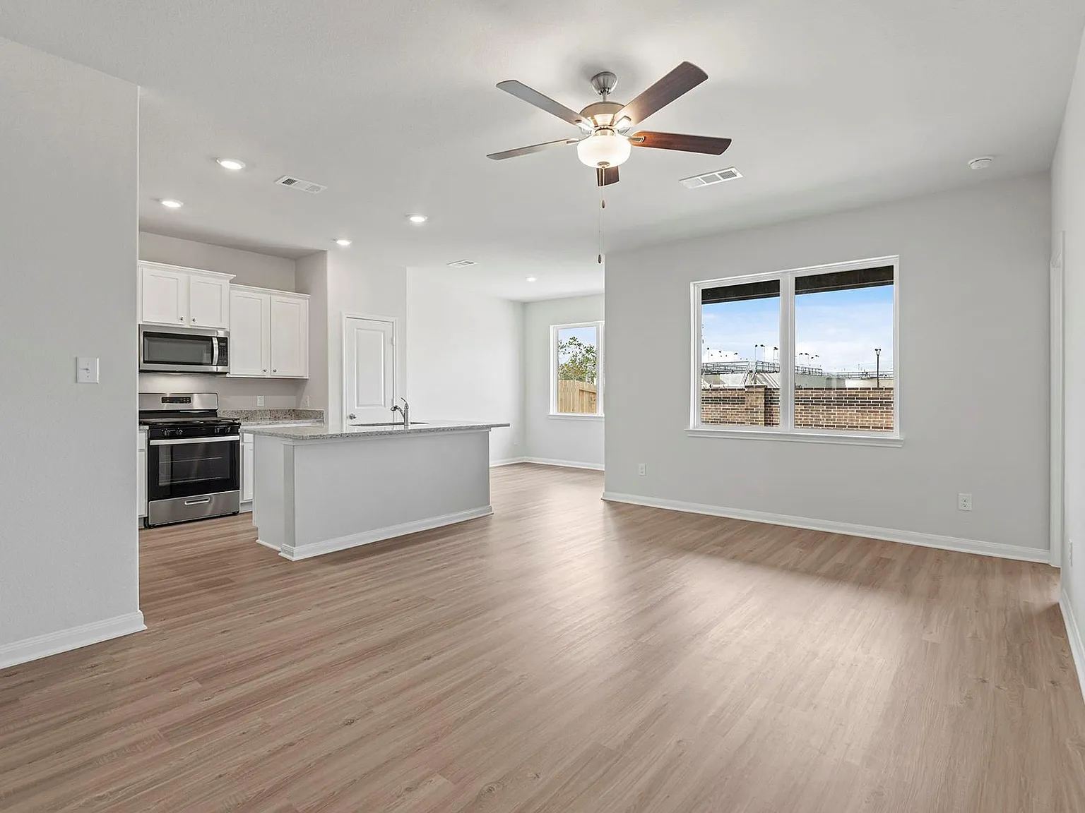 3 bed, 2.0 bath, 1420 sqft, $2,525 — Photo 4