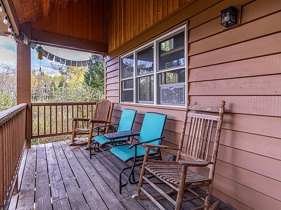 3rd image of 1247 Wolf Den Dr