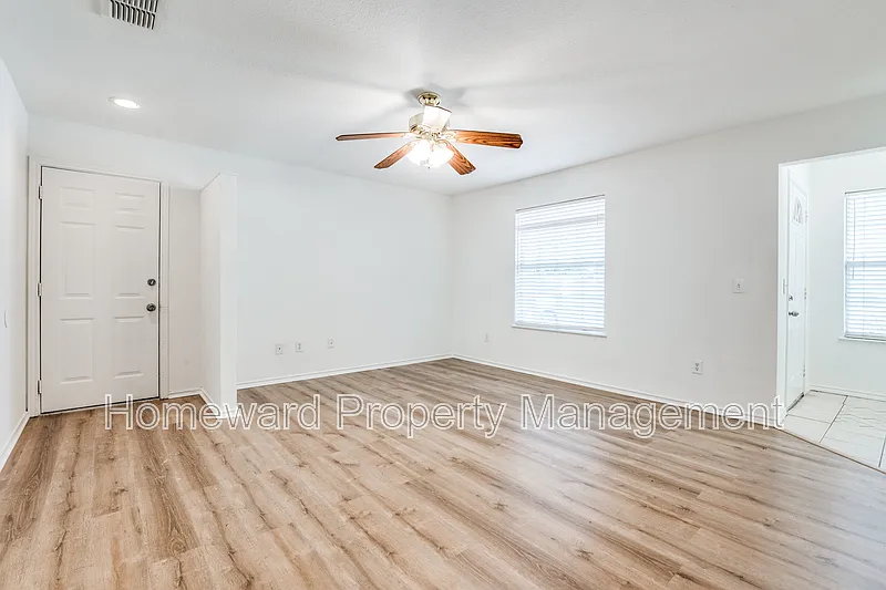 2 bed, 1.0 bath, 990 sqft, $1,595 — Photo 2