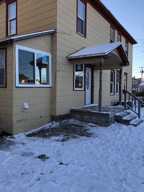 Front entry. Unit includes new windows installed Jan 2021