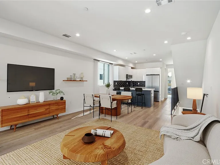 10719 Addison St — Photo 3