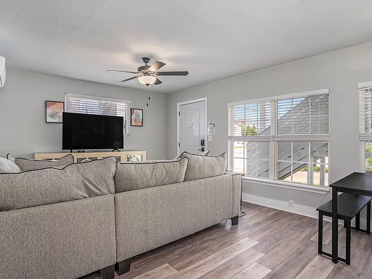 639 W Ocean View Ave — Photo 7