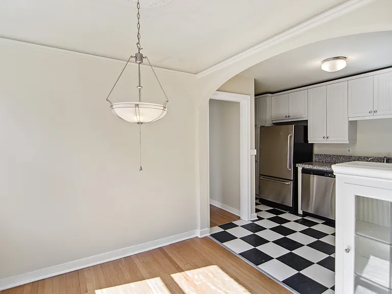 E Highland Dr — Photo 11