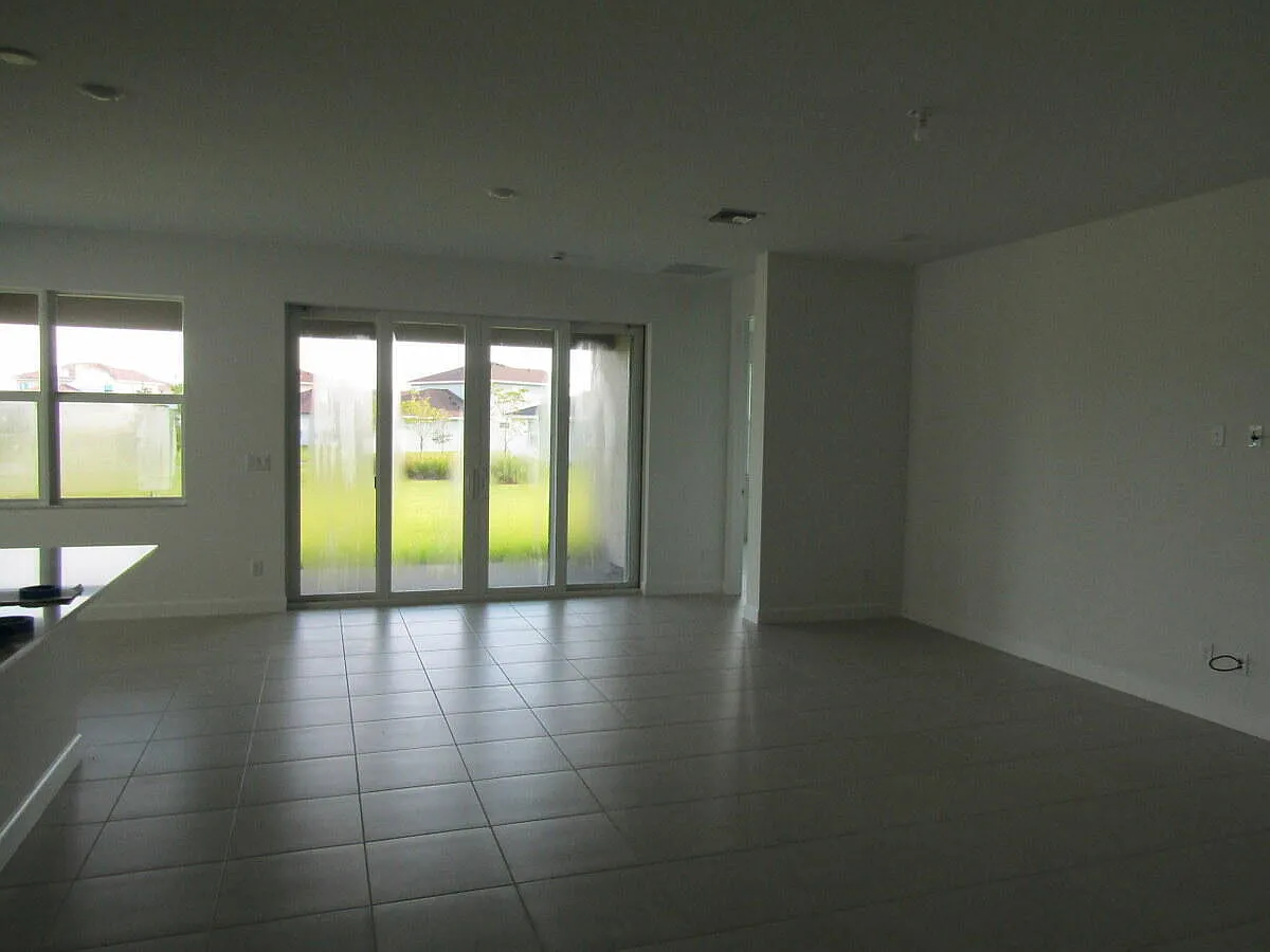 5 bed, 3.5 bath, 2677 sqft, $3,800 — Photo 3