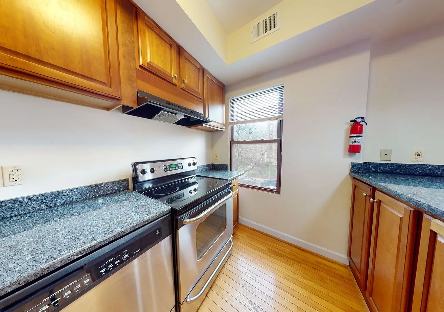Sleek and Updated Studio Apartment W/Full Sized Kitchen, Hardwood Flooring, Pets Welcomed, Extra ... — Photo 3