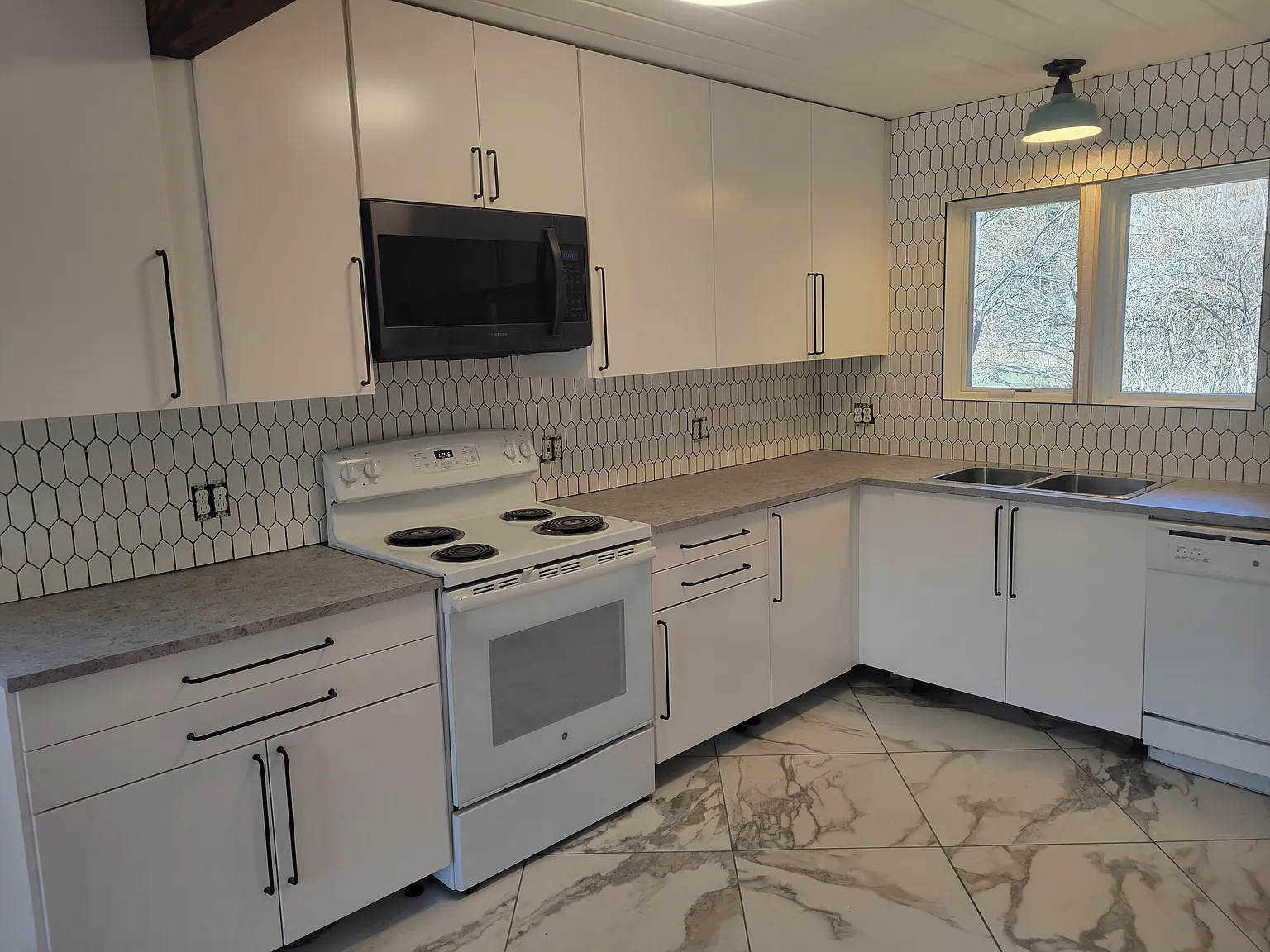 5 bed, 1400 sqft, $2,400 — Photo 3