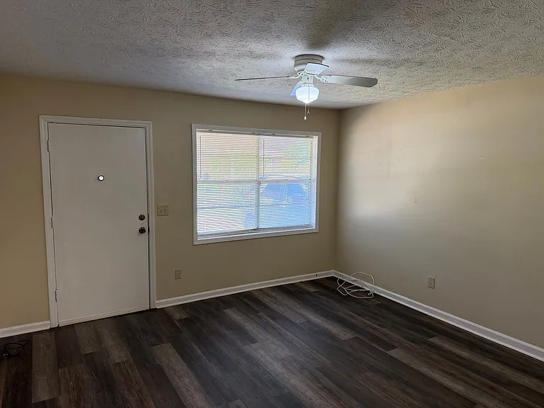 410 Columbia Dr — Photo 2