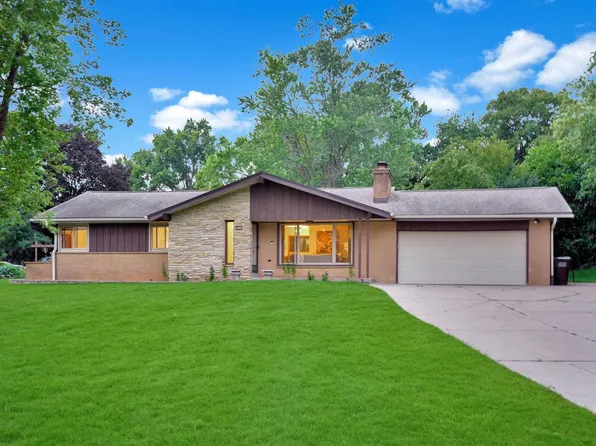 4935 South Menard DRIVE, New Berlin, WI 53151