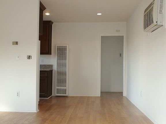3rd image of 3021 Bellevue Ave