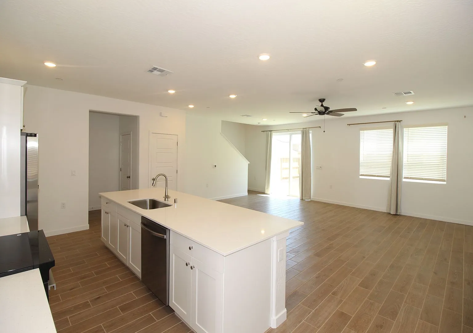Brand New Lennar Home with Solar — Photo 3
