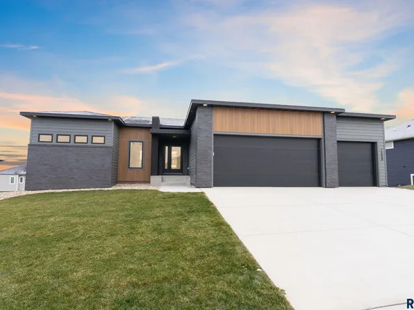 1608 W River Bend St, Brandon, SD 57005