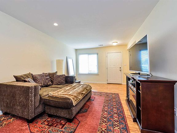 4th image of 22 Alhambra Dr