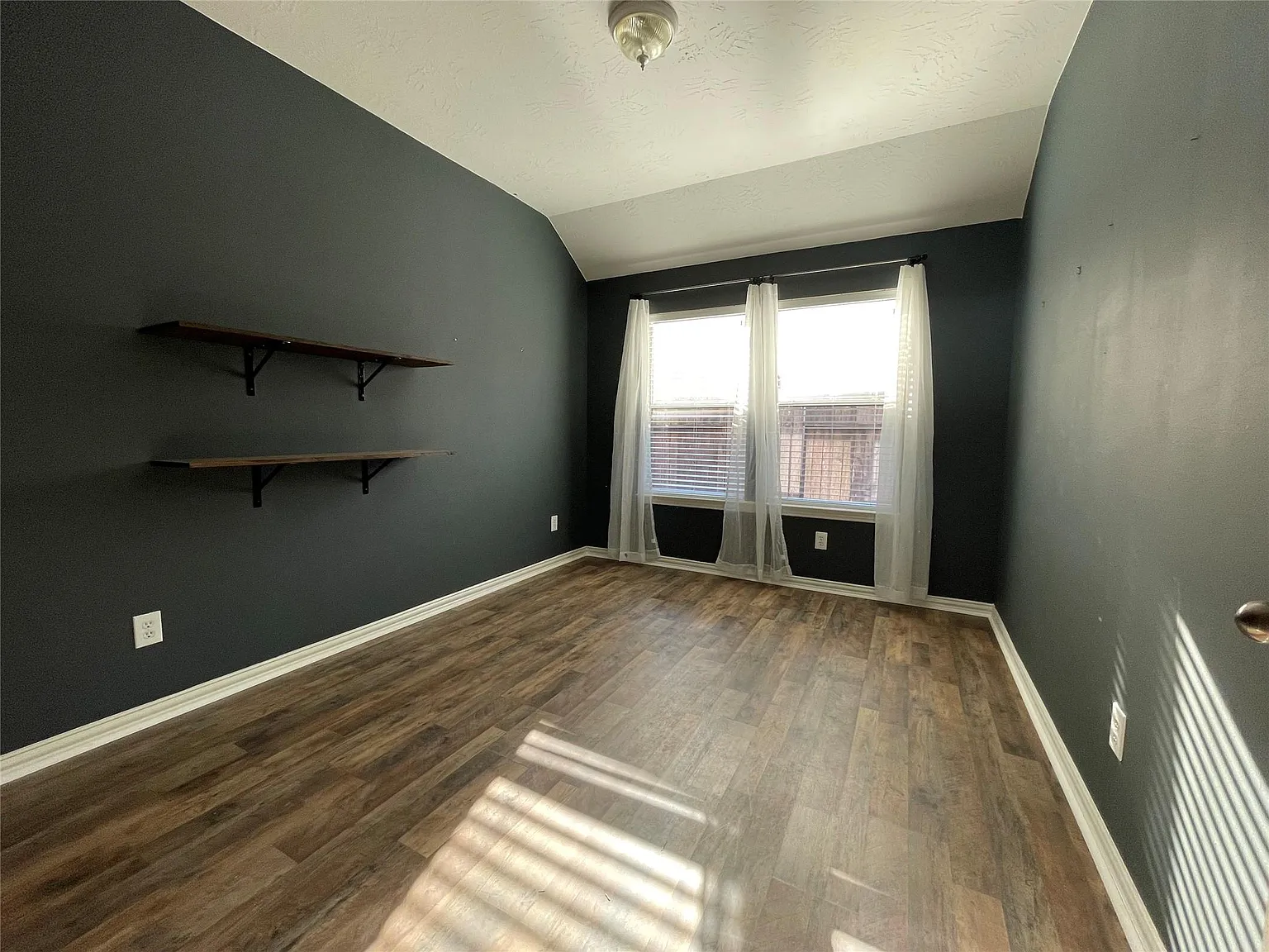 3 bed, 2.0 bath, 2129 sqft, $2,100 — Photo 4