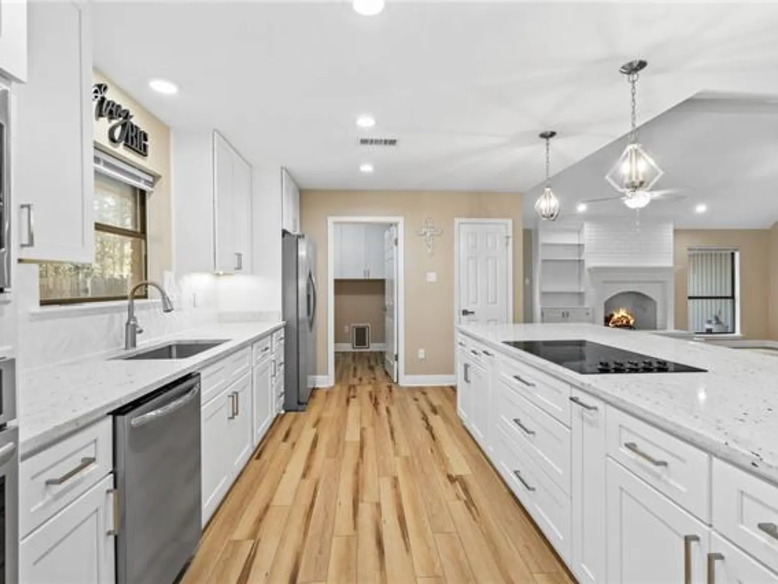 5 bed, 3900 sqft, $4,200 — Photo 2