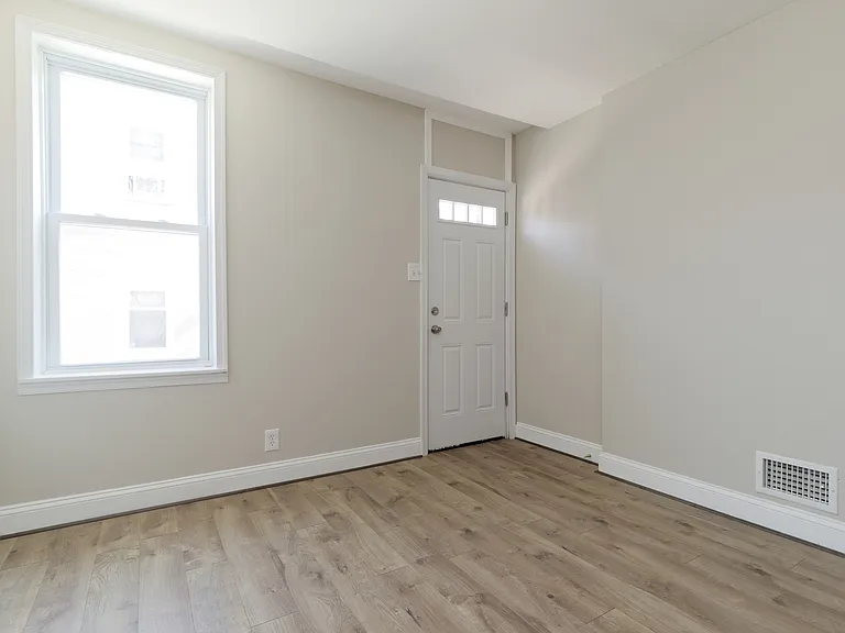 2318 Hunter St — Photo 3