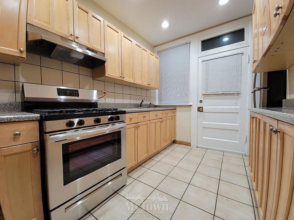 1st image of 5323 W Cornelia Ave #2