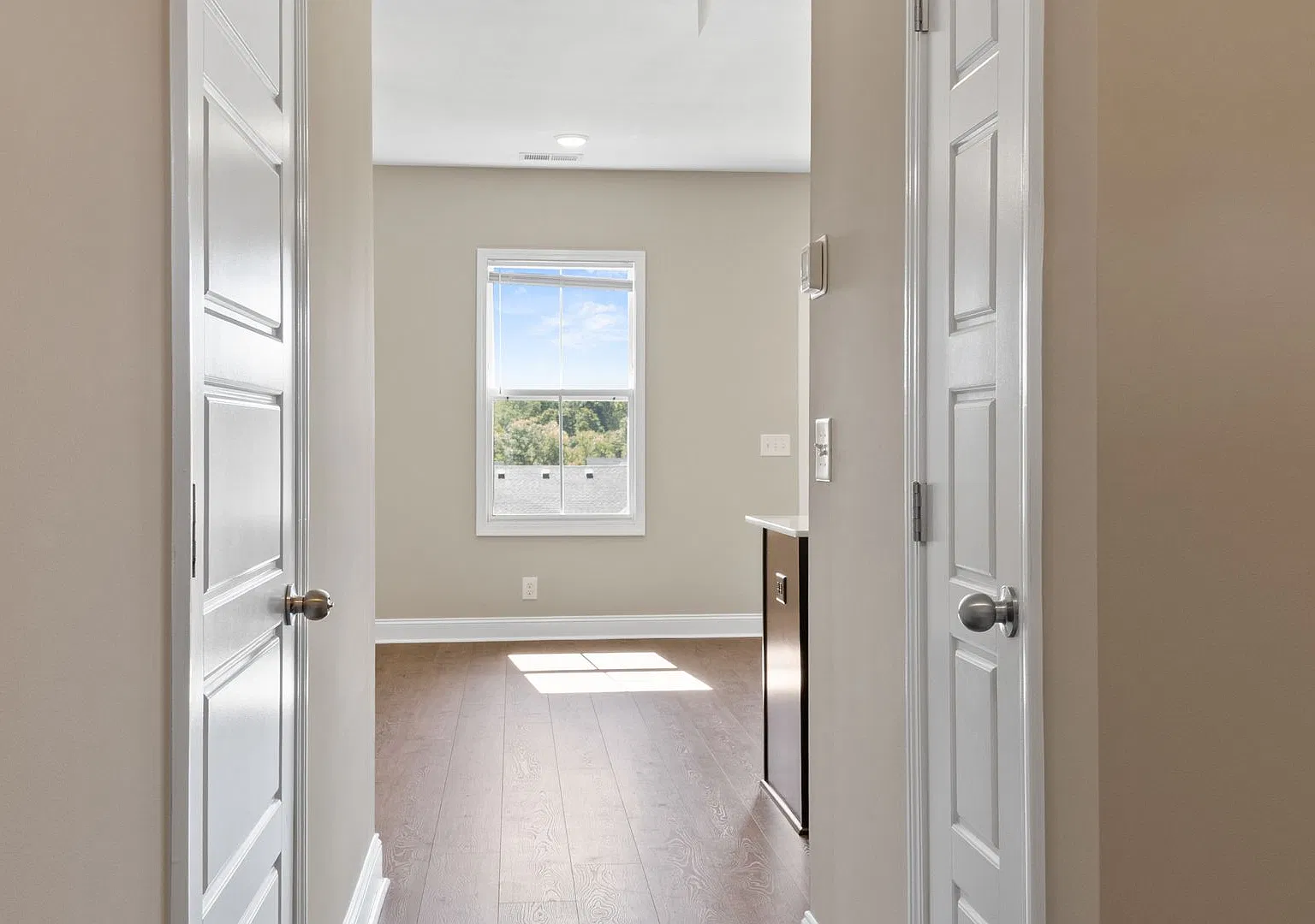 Front Porch Charmer With Hardwood Flooring, Kitchen Island, Pantry and Back Covered Back Deck — Photo 4