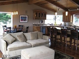 5th image of 2640 NE Lake Dr