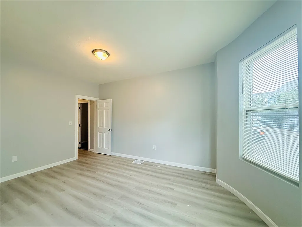 2 bed, 1.0 bath, 1000 sqft, $2,700 — Photo 4