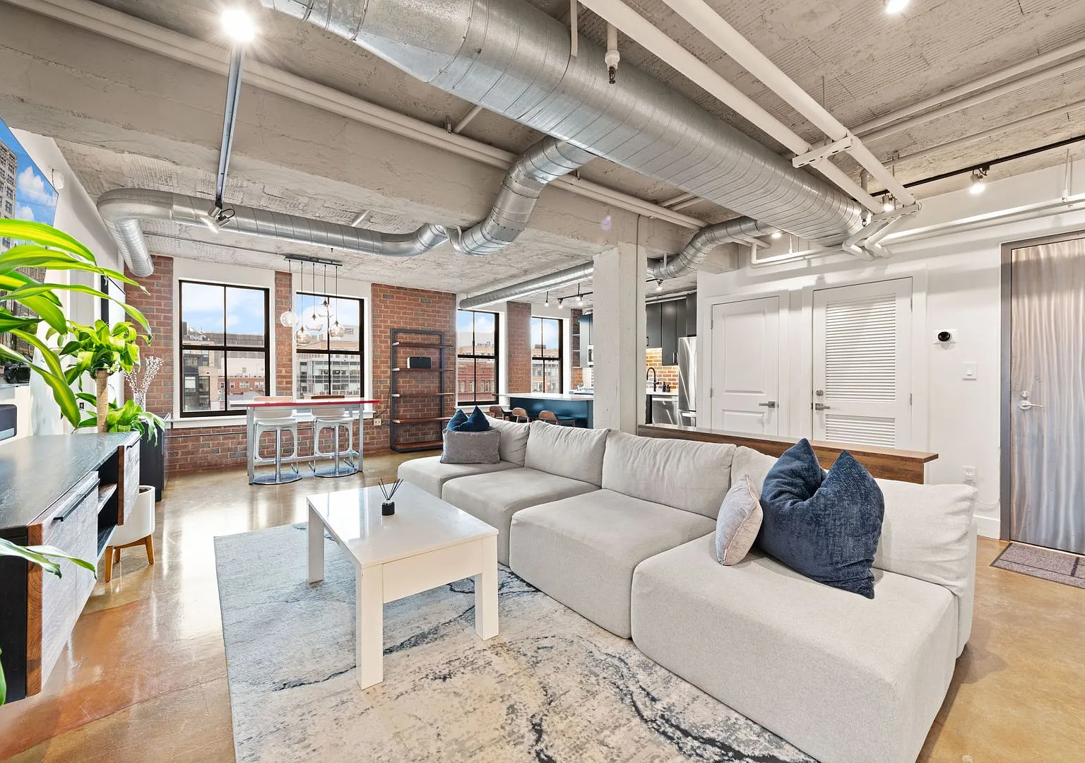 Fully Furnished Designer Loft with Parking & Monument Views! — Photo 3