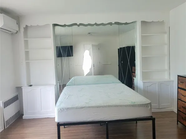 12115 235th St, Rosedale, NY 11422