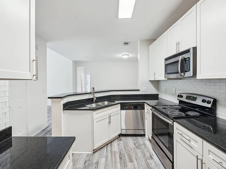 Wesley St. James Apartments at Sandy Springs — Photo 12