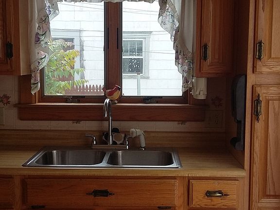 3rd image of 127 E Pleasant St