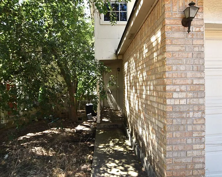 902-904 Sagewood Trl — Photo 1