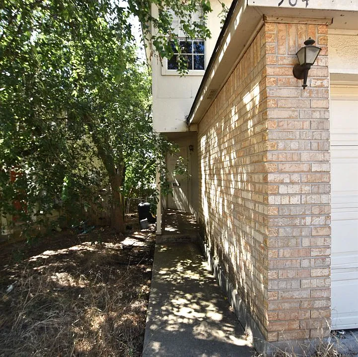 902-904 Sagewood Trl