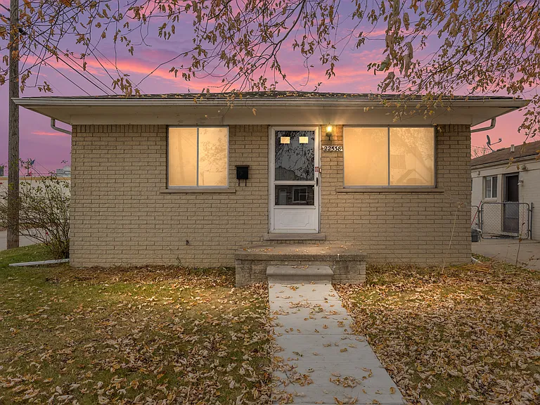 01-22538 Brittany Ave Eastpointe Twilight_11212025