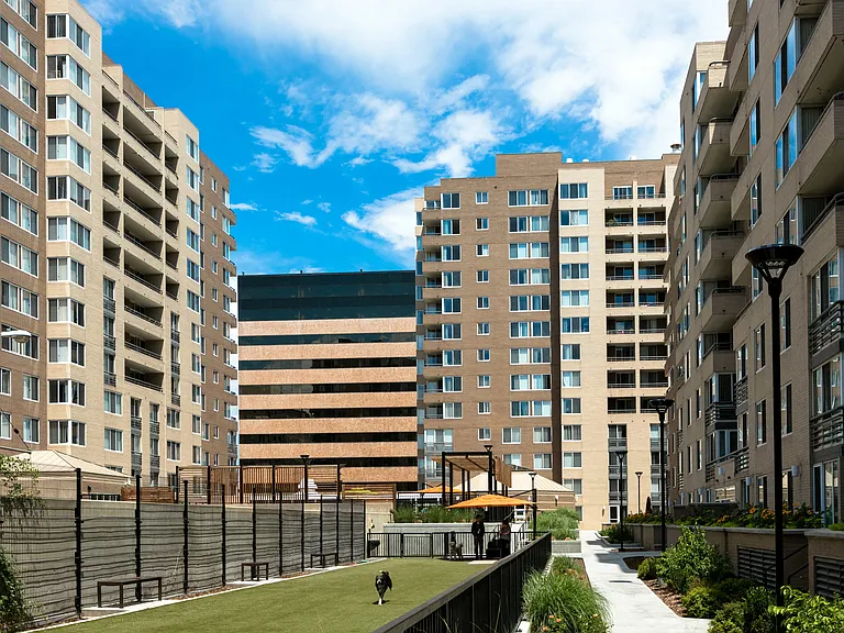 300 East 17th Apartments — Photo 27