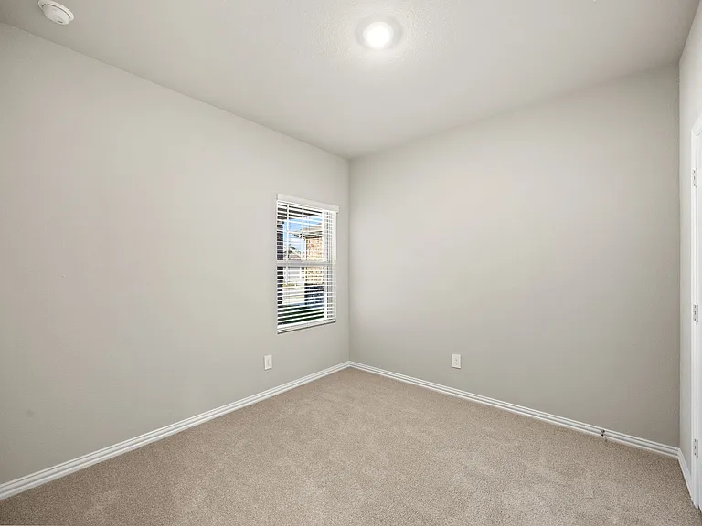 607 Clover Creek Dr — Photo 10
