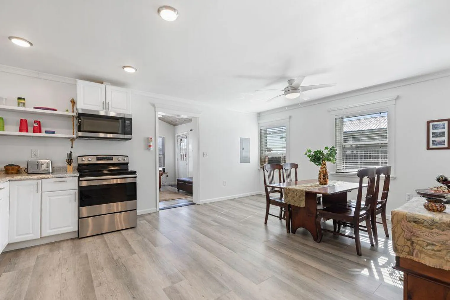 1 bed, 1.0 bath, 796 sqft, $3,617 — Photo 4