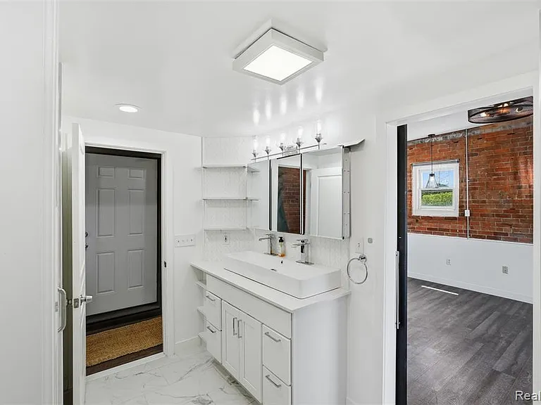 436 E Milwaukee St — Photo 17