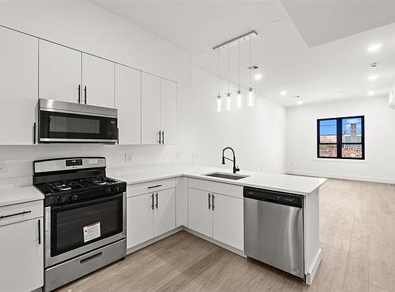 4th image of 425 Avenue C #401
