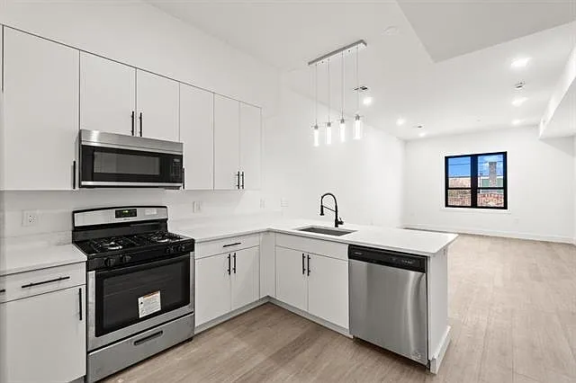 425-429 Avenue C404 — Photo 1