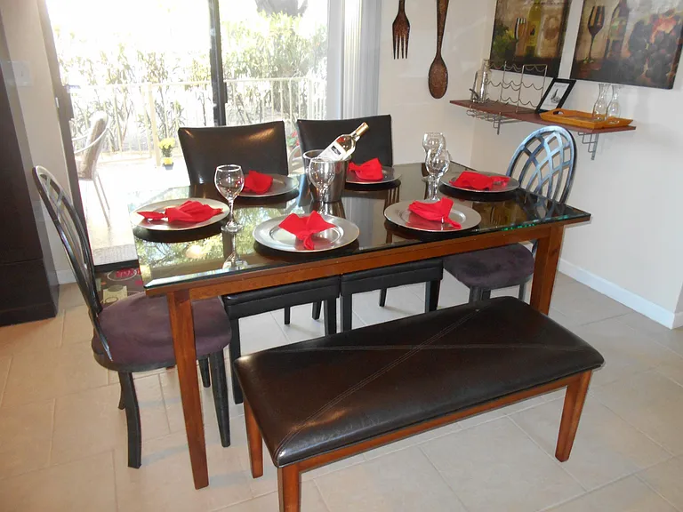 Comfortable Dining for six