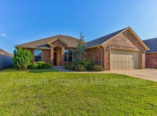 920 SW 13th St, Moore, OK 73160