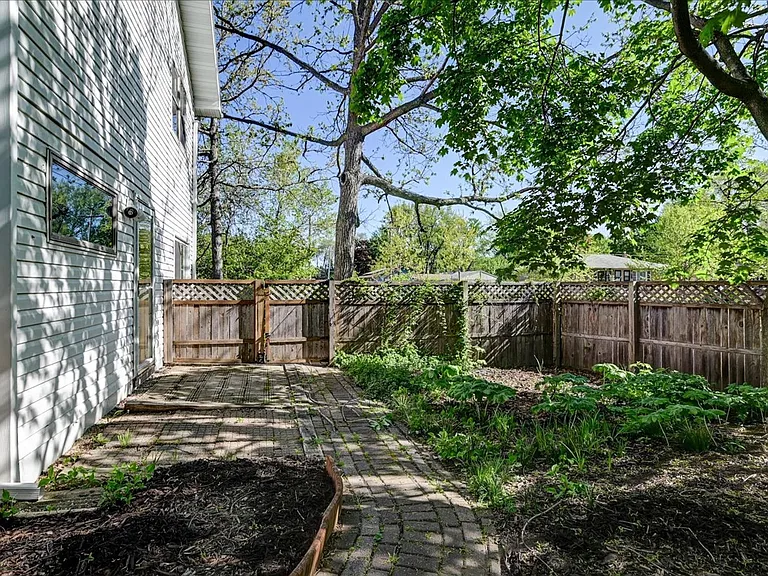 2961 Union St — Photo 24