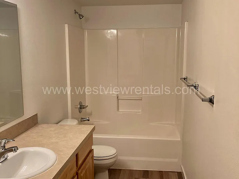 524 32nd St — Photo 8