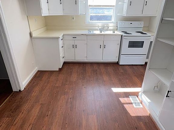 3rd image of 401 Sheppard St