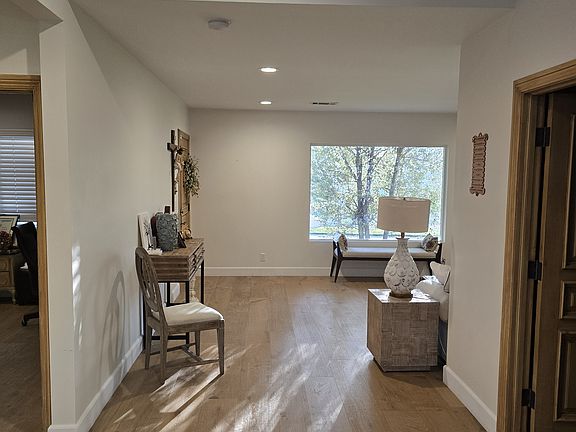 4th image of 215 N Hillcrest Blvd