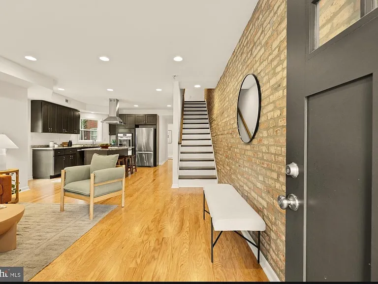 760 Gresham Pl NW — Photo 9