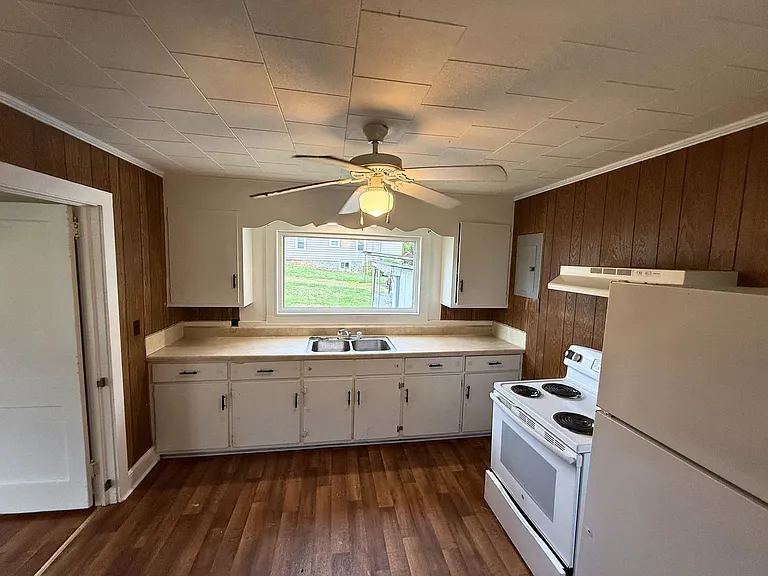 2311 Central Dr — Photo 10