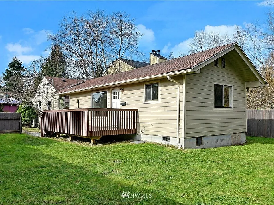 Unit B with fully fenced side yard.