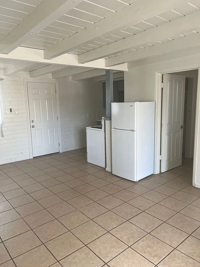 Fontana Apartments East — Photo 2