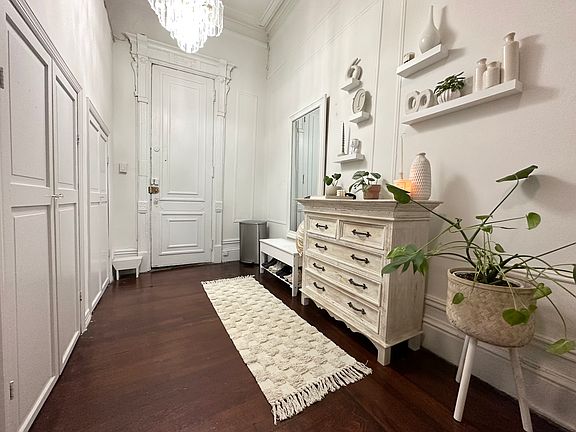 3rd image of 144 W 73rd St #3